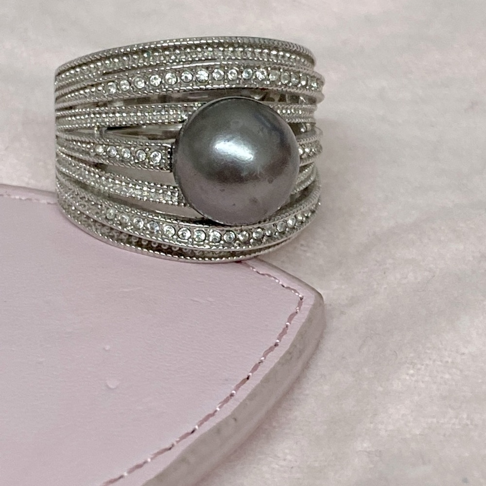 Silver ring with grey pearl and rhinestones